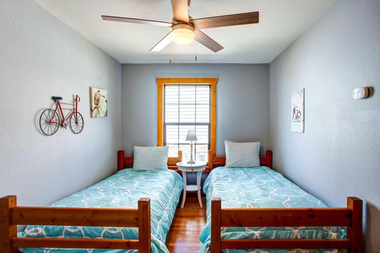 Cedar Creek Lakefront Vacation Rental With Pool Gun Barrel City Exterior photo