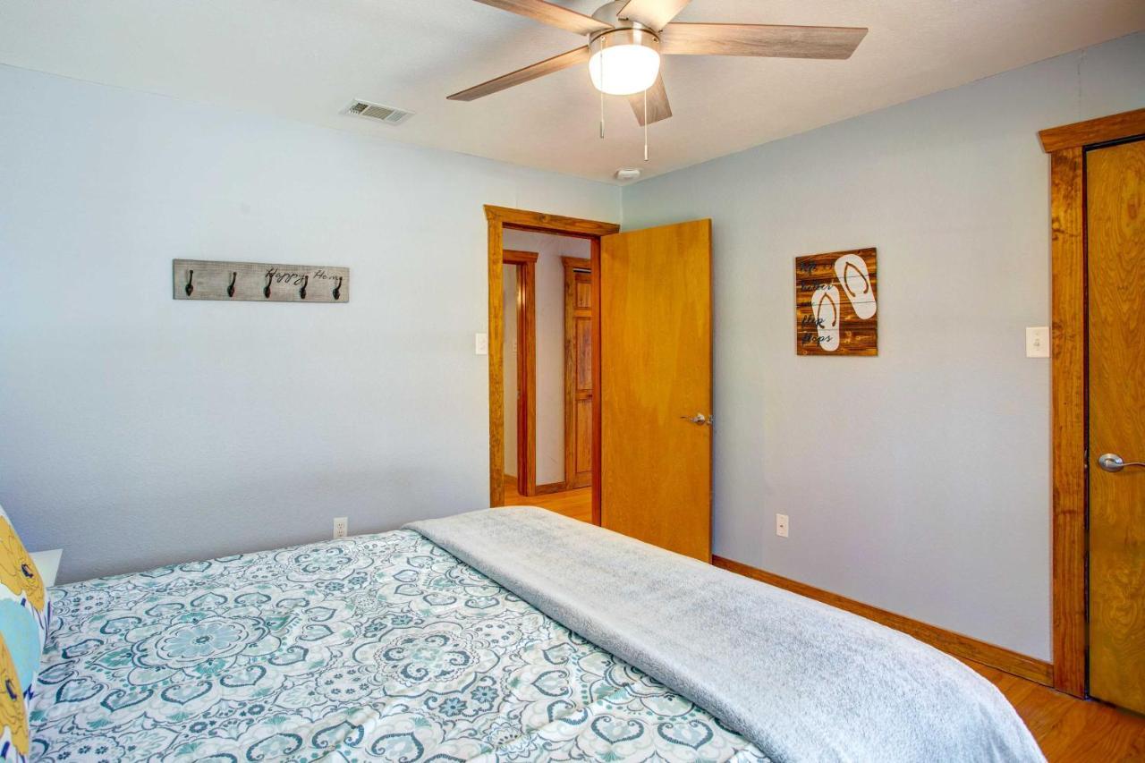 Cedar Creek Lakefront Vacation Rental With Pool Gun Barrel City Exterior photo