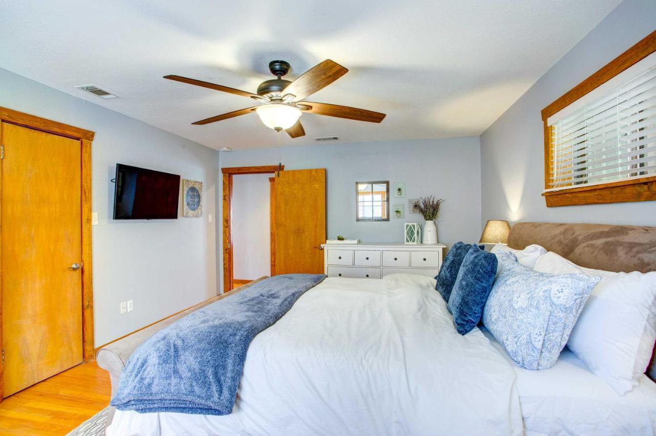 Cedar Creek Lakefront Vacation Rental With Pool Gun Barrel City Exterior photo